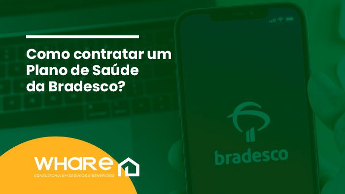 Mão segurando um smartphone exibindo o logotipo do Bradesco na tela, com um laptop ao fundo, representando a contratação de um plano de saúde Bradesco. Tudo em tons de verde.