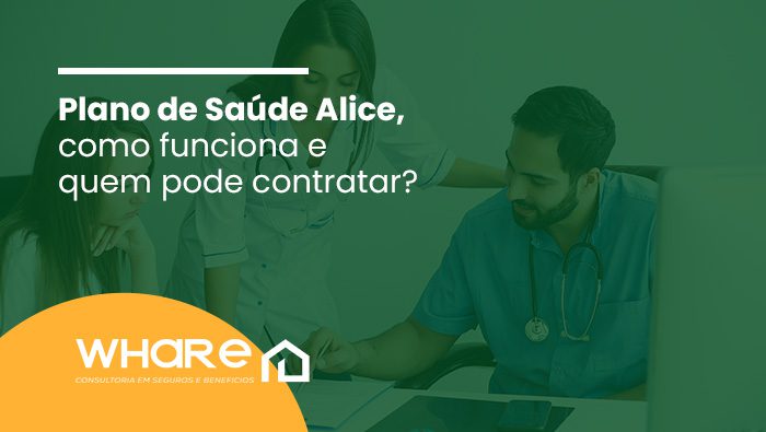 Três profissionais de saúde discutindo informações em uma prancheta em ambiente clínico, representando trabalho em equipe e colaboração no cuidado médico.