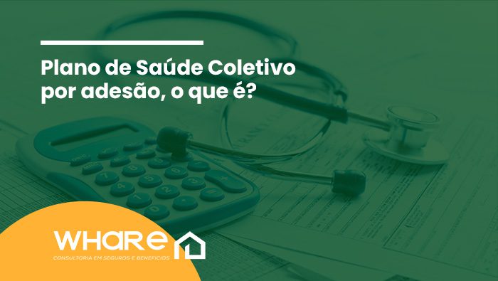 Imagem em tom verde de uma calculadora e um estetoscópio sobre documentos, simbolizando planejamento financeiro e saúde, possivelmente relacionado a planos de saúde.