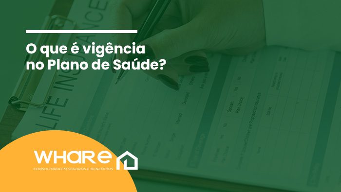 Pessoa preenchendo um formulário de seguro de vida em uma prancheta, com uma caneta na mão. A imagem é sobreposta por um filtro verde, transmitindo um tema relacionado a seguros.