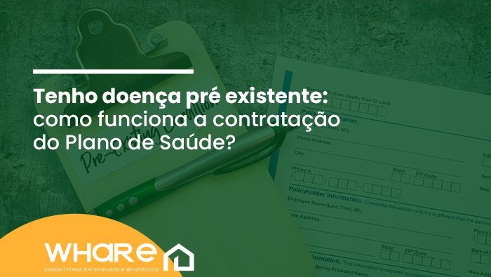 Prancheta com um papel escrito "Pre-Existing Condition" ao lado de um formulário de informações de paciente e uma caneta, sugerindo o preenchimento de dados de saúde.