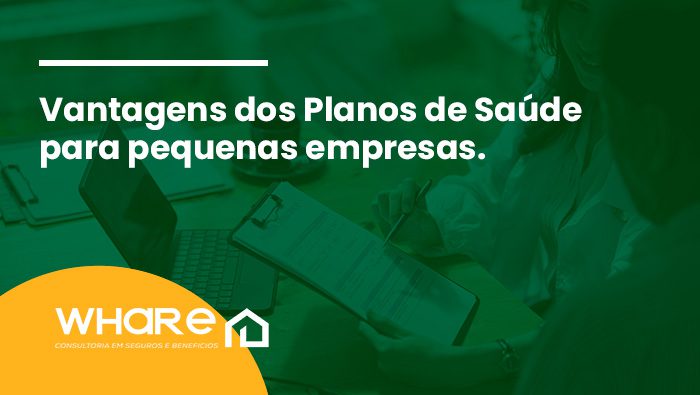 Imagem com fundo verde mostra uma pessoa preenchendo um formulário em um escritório. Texto: "Vantagens dos Planos de Saúde para pequenas empresas."