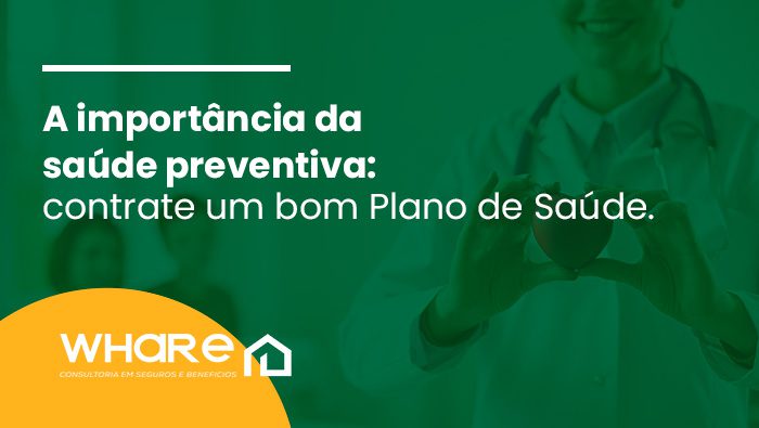 Médico segurando um coração de brinquedo vermelho, simbolizando saúde e cuidado, com uma pessoa desfocada ao fundo em um ambiente médico.