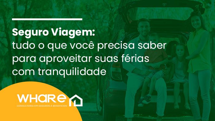 Família reunida ao lado de um carro, pronta para viajar, representando a tranquilidade proporcionada pelo seguro viagem durante as férias.