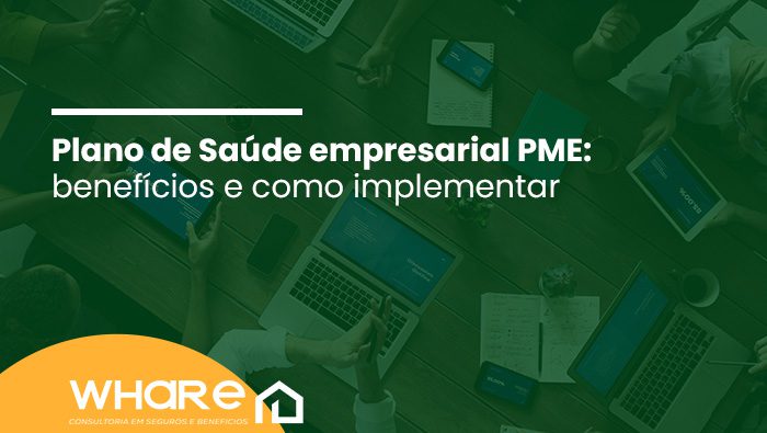 Pessoas reunidas em uma mesa de trabalho com notebooks, tablets e anotações, indicando uma reunião ou planejamento corporativo.