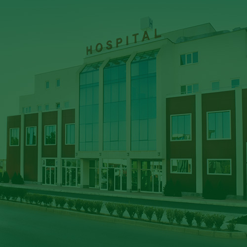 Fachada de hospital ao fundo com sobreposição de texto sobre planos de saúde regionais e nacionais, destacando comparativo de vantagens.