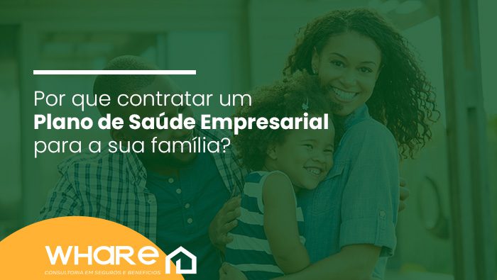 Família sorridente com pai, mãe e filha pequena em um momento de carinho e alegria, simbolizando bem-estar e proteção familiar.