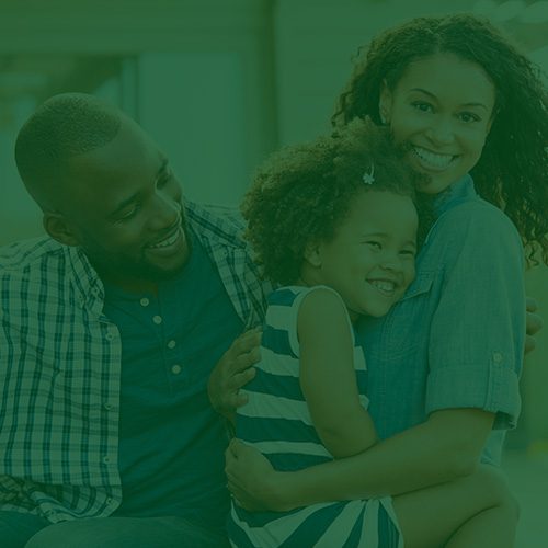 Família sorridente com pai, mãe e filha pequena em um momento de carinho e alegria, simbolizando bem-estar e proteção familiar.