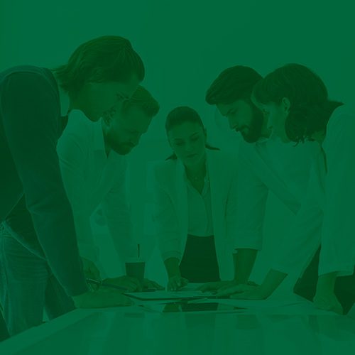 Grupo de profissionais reunidos ao redor de uma mesa em reunião, analisando documentos, com filtro verde aplicado sobre a imagem.