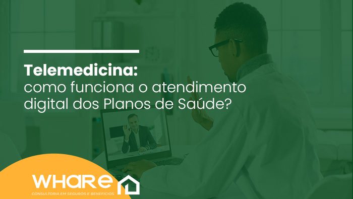 Médico com jaleco conversa por videochamada com outro homem, ambos acenando pela tela do notebook em um consultório.