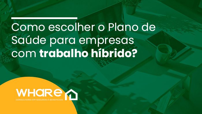 Mesa de trabalho com notebook, tablet, caderno, caneca e planta decorativa, em ambiente iluminado com luz natural.