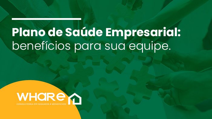 Várias mãos segurando peças de quebra-cabeça de madeira, simbolizando trabalho em equipe e colaboração. Imagem com filtro verde.