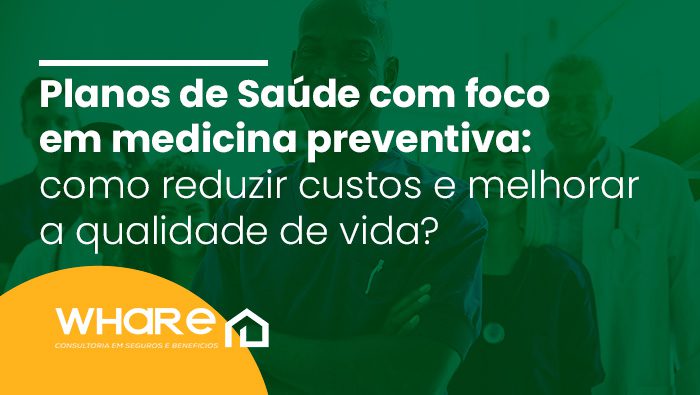 Profissionais de saúde sorrindo em grupo, com destaque para um homem de braços cruzados à frente, vestindo uniforme médico.