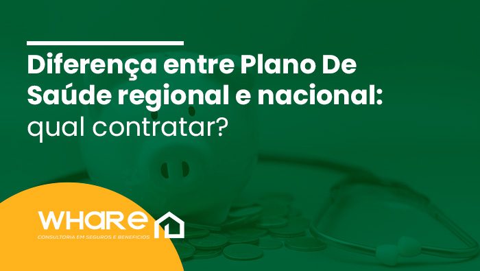 Cofre em formato de porquinho branco sobre moedas, com estetoscópio ao fundo, representando finanças e saúde.