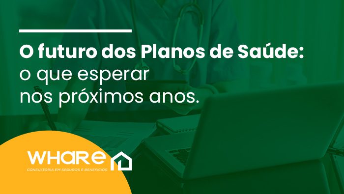 Pessoa vestindo jaleco médico aparece com estetoscópio, analisando documentos ao lado de um notebook e segurando um celular.