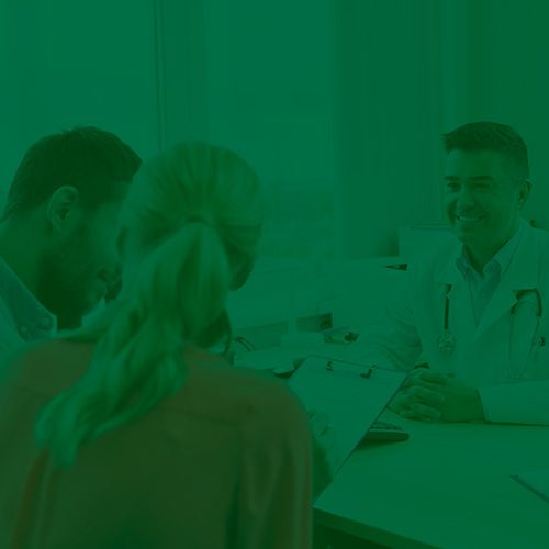 Dito pelo ChatGPT: Homem e mulher em consulta médica com doutor sorridente, representando atendimento acolhedor e explicação de benefícios do plano de saúde.