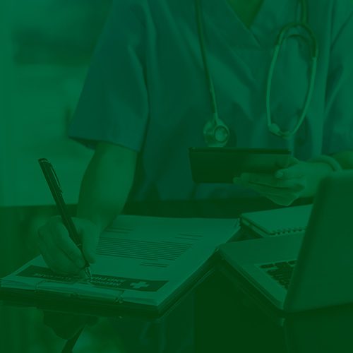 Profissional de saúde preenchendo prontuário e usando tablet em consultório, representando gestão médica e organização de dados clínicos.
