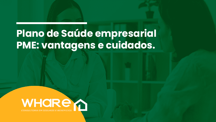 Médica sorridente conversa com paciente em consultório, segurando uma prancheta e demonstrando atendimento humanizado e acolhedor.