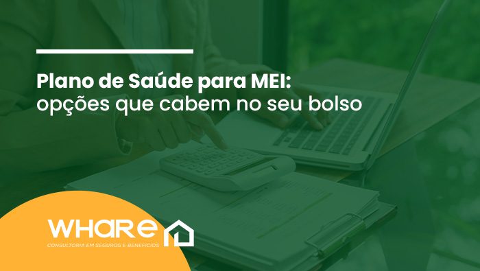 Pessoa usa calculadora sobre documentos e laptop, representando controle financeiro ou gestão de custos empresariais.