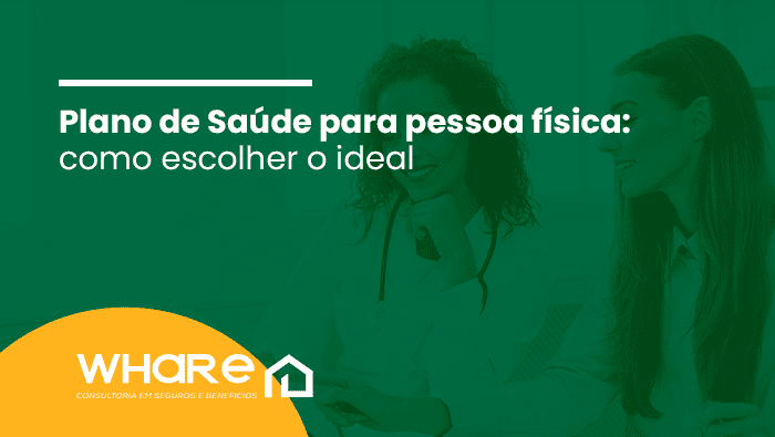 Duas médicas analisando um documento juntas, sorrindo e discutindo informações em um ambiente de consultório.