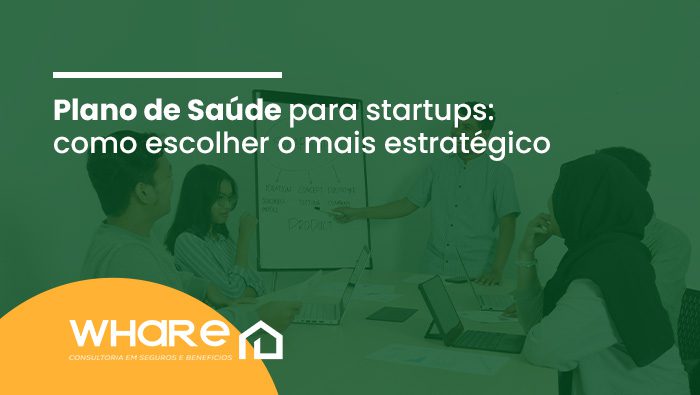Equipe em reunião discutindo estratégias, com uma pessoa apresentando ideias em um quadro branco, representando ambiente corporativo ou startup.