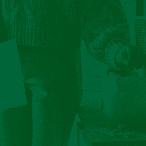 Dito pelo ChatGPT: Pessoa colocando uma moeda em um cofrinho em formato de porco, simbolizando economia, planejamento financeiro e reembolso em planos de saúde.