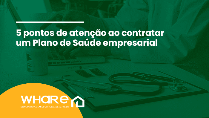 Médico usando laptop em consultório, com estetoscópio, medicamentos e receituário sobre a mesa durante atendimento.