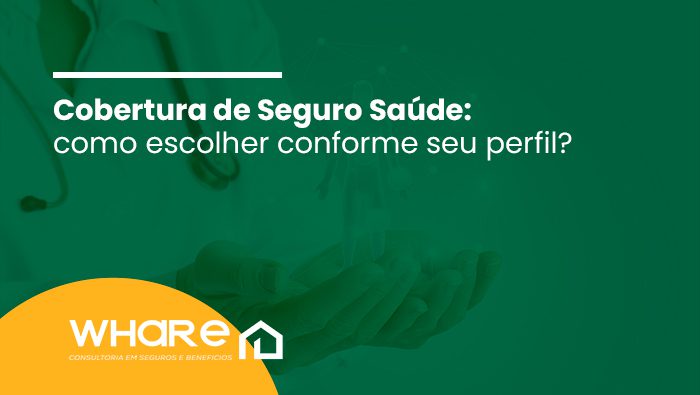 Cobertura de Seguro Saúde: como escolher conforme seu perfil? 1 Mão de profissional da saúde segurando figura humana translúcida, simbolizando cuidado integral e atenção ao paciente.
