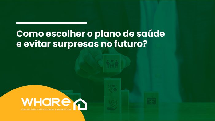 Mão posicionando bloco com ícone de família sobre outros cubos de saúde, simbolizando organização e cuidados essenciais.