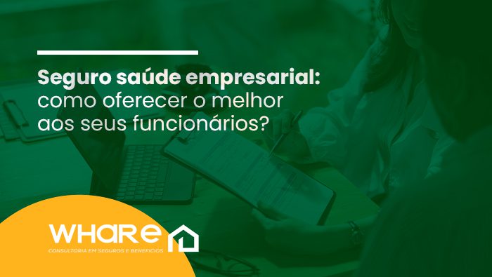 Pessoa analisando formulários em prancheta ao lado de um laptop sobre a mesa, com filtro verde sobre a imagem.