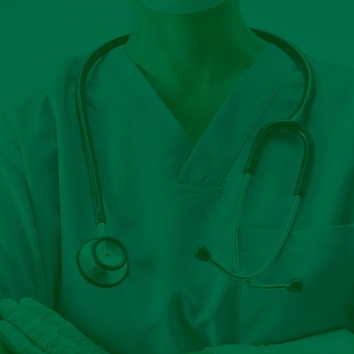 Profissional de saúde com uniforme clínico e estetoscópio no pescoço, em close do tronco, transmitindo cuidado e atendimento médico.