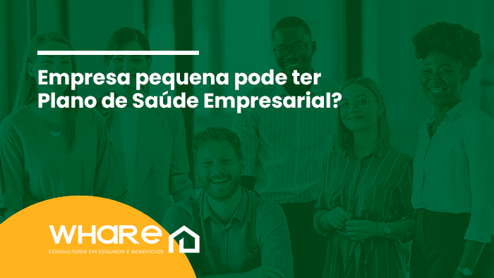 Empresa pequena pode ter Plano de Saúde Empresarial? 1 Grupo de profissionais sorrindo em escritório, reunidos ao redor de mesa com documentos, em ambiente corporativo.