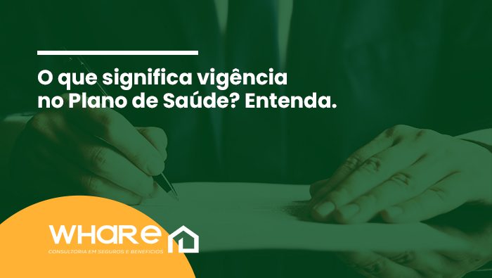 O que significa vigência no Plano de Saúde? Entenda 1 Pessoa segurando caneta enquanto assina documento sobre a mesa, em momento de formalização ou contratação.
