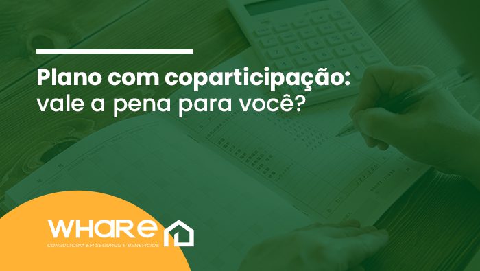 Plano com coparticipação: vale a pena para você? 1 Pessoa anotando informações em planilha ao lado de uma calculadora sobre a mesa, em momento de organização financeira.