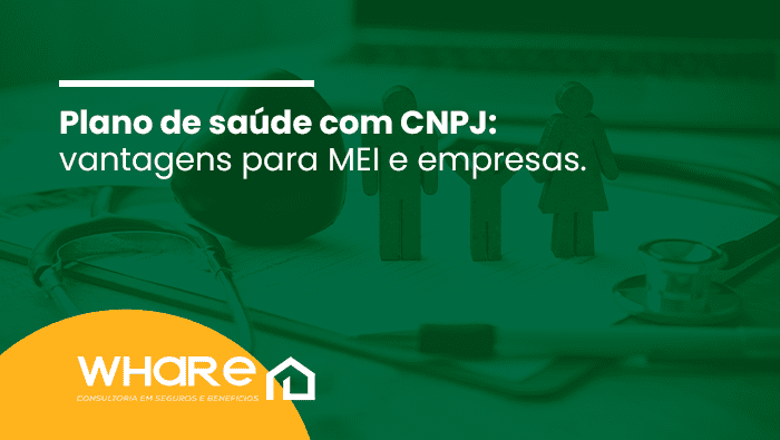 Plano de saúde com CNPJ: vantagens para MEI e empresas 1 Figuras de família sobre mesa com estetoscópio e objeto em forma de coração, simbolizando cuidado e proteção à saúde familiar.