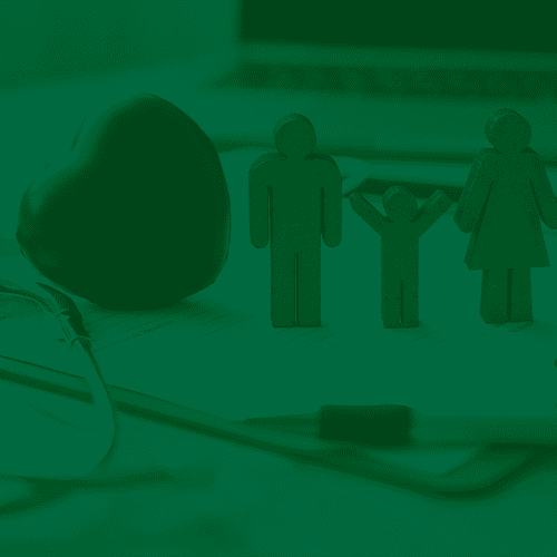 Figuras de família sobre mesa com estetoscópio e objeto em forma de coração, simbolizando cuidado e proteção à saúde familiar.