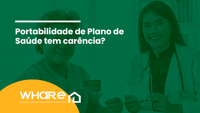 Portabilidade de Plano de Saúde tem carência? 1 Duas mulheres sorrindo, uma profissional de saúde e uma paciente, segurando cartão e cartela de medicamentos em ambiente clínico.