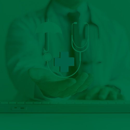 Profissional de saúde segura ícones médicos com cruz e estetoscópio, simbolizando assistência e cobertura em saúde.