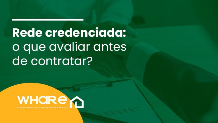 Rede credenciada: o que avaliar antes de contratar? 1 Duas pessoas apertam as mãos sobre mesa com currículo e caneta, simbolizando acordo ou contratação profissional.
