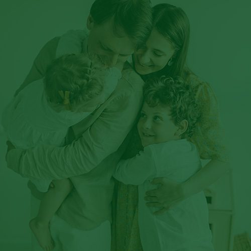 Família reunida em conteúdo sobre dependentes no plano de saúde