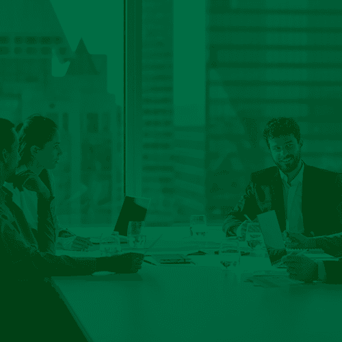 Profissionais reunidos em ambiente corporativo discutindo benef&iacute;cios empresariais