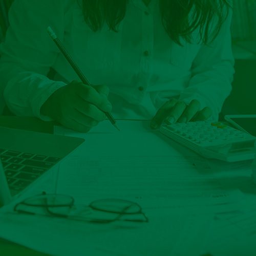 Pessoa analisando documentos para contratar plano de sa&uacute;de MEI