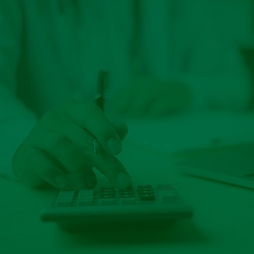 Pessoa usando calculadora em conteúdo sobre reembolso no plano de saúde